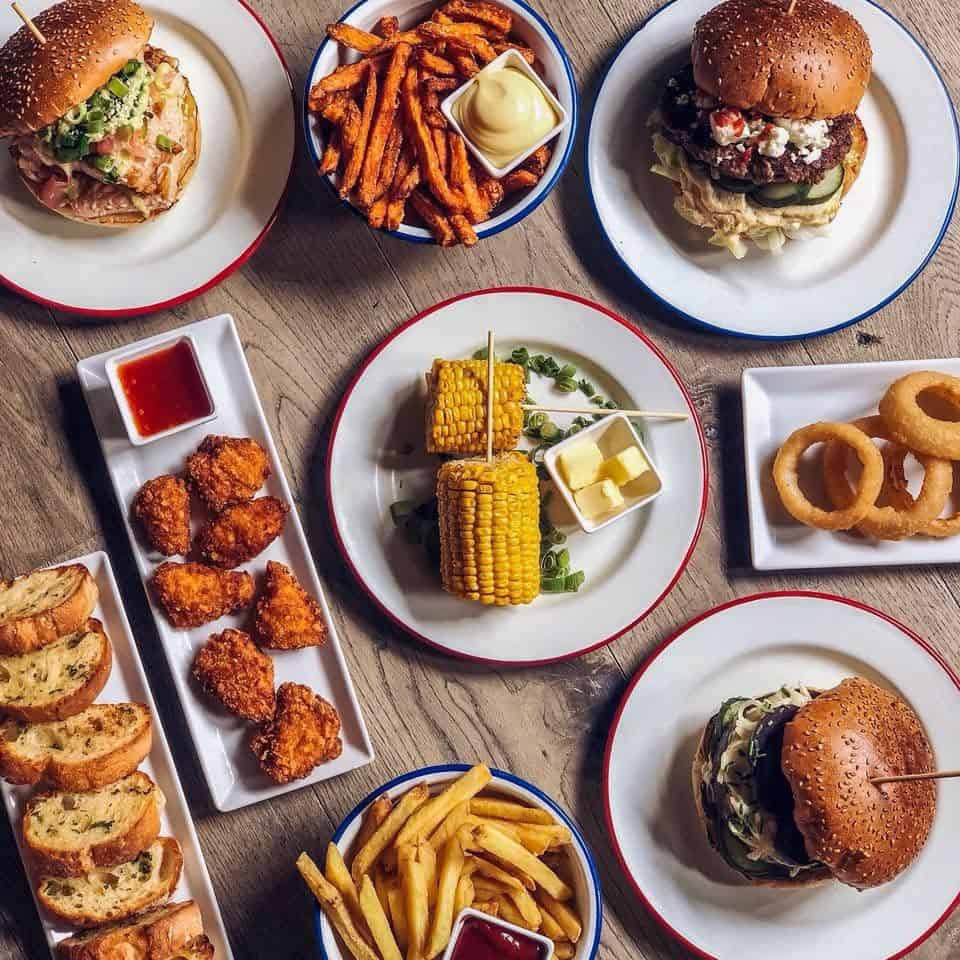 Tafel met burgers en frieten
